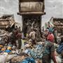 جمع کننده های زباله درمحل تخلیه اصلی درداکار، سنگال