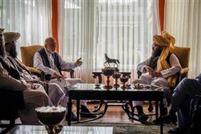 دیدار اعضای دفتر سیاسی طالبان با کرزی و عبدالله در کابل