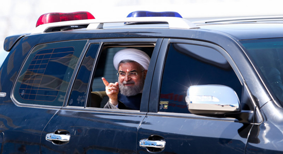 ژست سیاسی روحانی ازداخل خودرو امنیتی تویوتا لند کروز وی آر