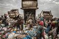 جمع کننده های زباله درمحل تخلیه اصلی درداکار، سنگال