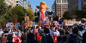 مخالفان رئیس جمهور آمریکا مقابل کاخ سفید تجمع کردند