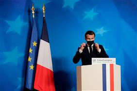 مکرون ، که یک مرکزگرایی است  در حال جدال سیاسی سنتی فرانسه است