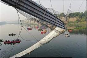 شمار قربانیان پل معلق گجرات هند به132 نفررسید