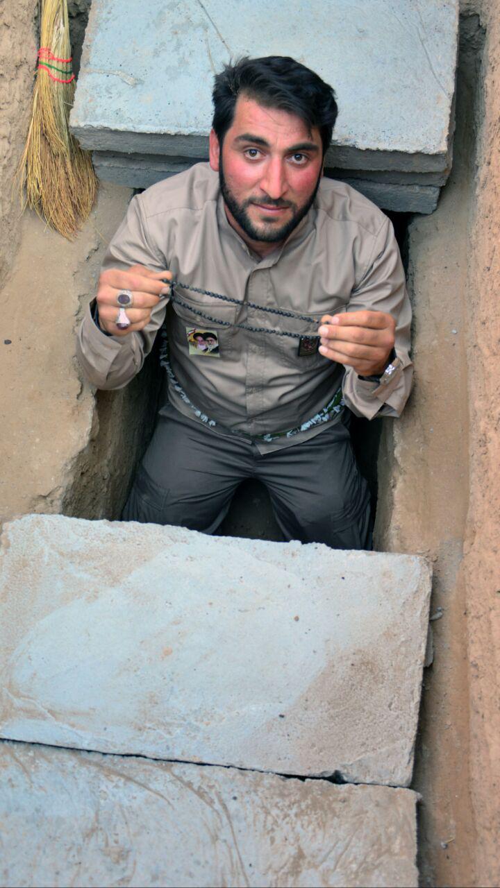برادر شهید بلباسی داخل قبر شهید گمنام